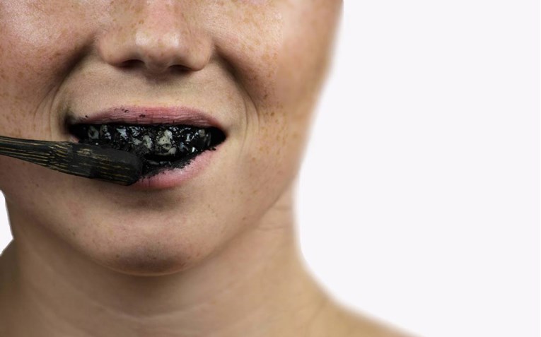 Istraživanje: Zubne paste s aktivnim ugljenom mogu naštetiti caklini
